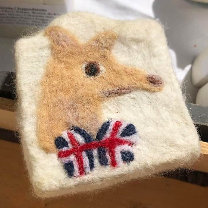 Tuna {breed:chiweenie} さんのインスタグラム写真 - (Tuna {breed:chiweenie} Instagram)「Missing being in the UK major today, even though it’s been less than a week since we were there. Nevertheless, this amazing #tunainterpretations British felted soap from @souslalunesoap reminds me of a warm and cosy jumper that I wish I was snuggled up in at the moment, so I wanted to post about it for #tunartuesdays. Plus it’s adorable. #tunafeltsmyheart (hilarious pun commented by @thewoman_inblack」11月18日 7時14分 - tunameltsmyheart