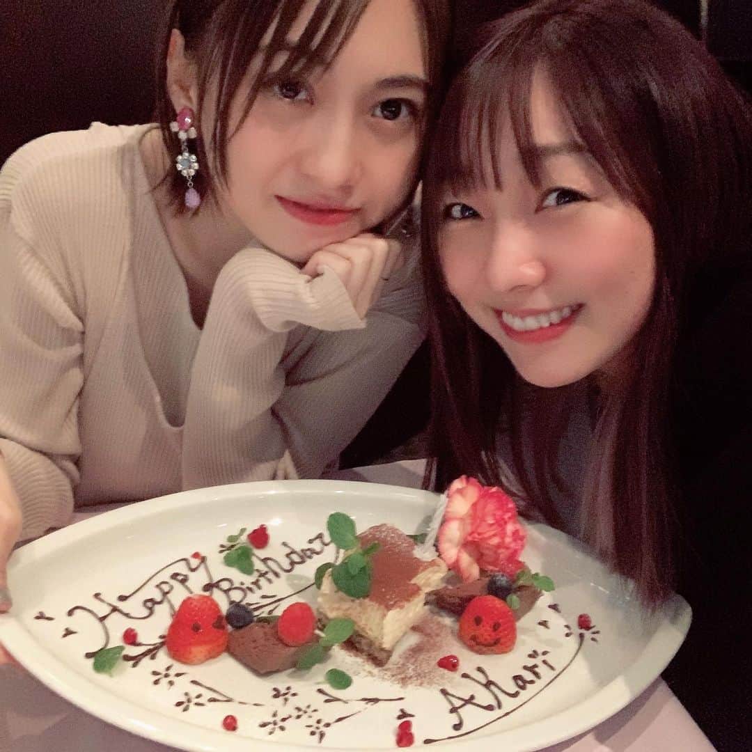 須田亜香里さんのインスタグラム写真 - (須田亜香里Instagram)「日々色んなことがあっても決して辛いと思わないのは、居場所でいてくれる人が私にはいるから😊 思い出すと涙がでちゃいそうなほど幸せな1日だった。 誕生日お祝いしてくれてありがとう、ゆりあ💓 美味しいディナーごちそうさま。 去年うちでお祝いしてくれたときに食器が少なくてドン引きされて、だから今年はプレゼントは食器で…笑った(笑) いつも愛されてる実感をありがとう。 でも、私にとってはゆりあが私と一緒にいてくれてるだけで、十分な愛なんだよ😊💓 1枚目の写真…奇跡的にブレちゃってたんだけど、それでも笑顔が伝わるからなんか気に入ってる」11月18日 7時06分 - akarisuda