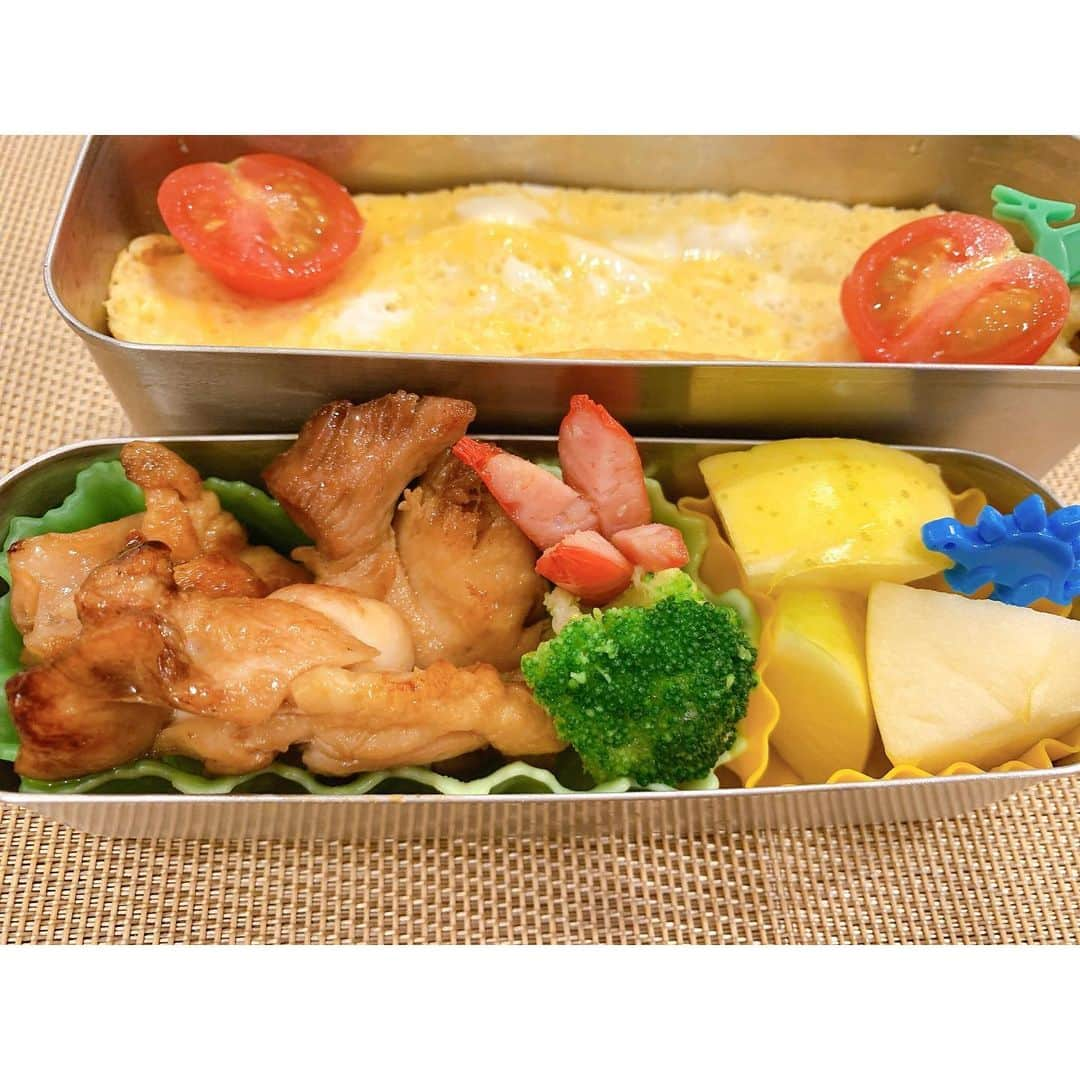 飯田圭織さんのインスタグラム写真 - (飯田圭織Instagram)「おはようございます☀ 今日の息子弁当🍱 オムライスと鶏の照り焼き😊 オムライスが大好物なのできっと喜んでくれるはず😆😊 今日も暖かい1日になりそう。 1日頑張りましょう❣️ #おはようございます  #お弁当  #お弁当記録  #オベンタグラム  #ママリクッキング  #オムライス  #鶏の照り焼き  #小学1年生  #男子弁当  #たくさん食べて  #今日も頑張ろう」11月18日 7時15分 - iidakaori.official