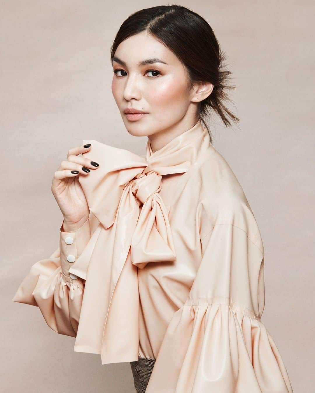 Vogue Beautyさんのインスタグラム写真 - (Vogue BeautyInstagram)「Since her 2018 role in #CrazyRichAsians, @gemma_chan has quickly established herself as one of Hollywood’s leading ladies. So it should come as no surprise that @lorealparis has tapped the 37-year-old British actress as its latest face.   At the link in our bio, @gemmachan discusses her new appointment, as well as the one @lorealparis product she can't live without. Photo by @paolakudacki」11月18日 7時20分 - voguebeauty