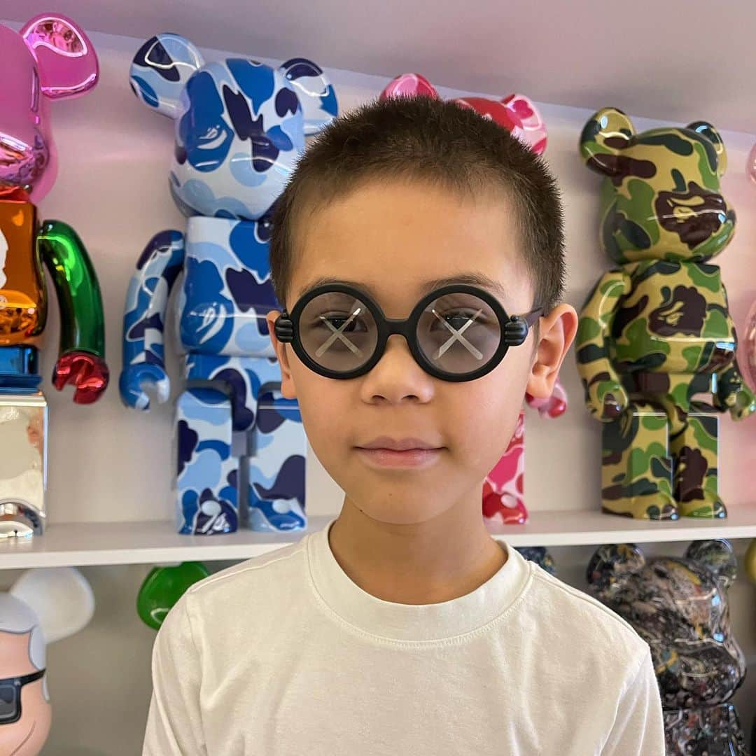 ベン・ボーラーさんのインスタグラム写真 - (ベン・ボーラーInstagram)「Finally some cool shades for kids! Thank you @kaws @woawstore for the #KawsSonsAndDaughters glasses 👓  Who wore them better? 🤓」11月18日 7時21分 - benballer