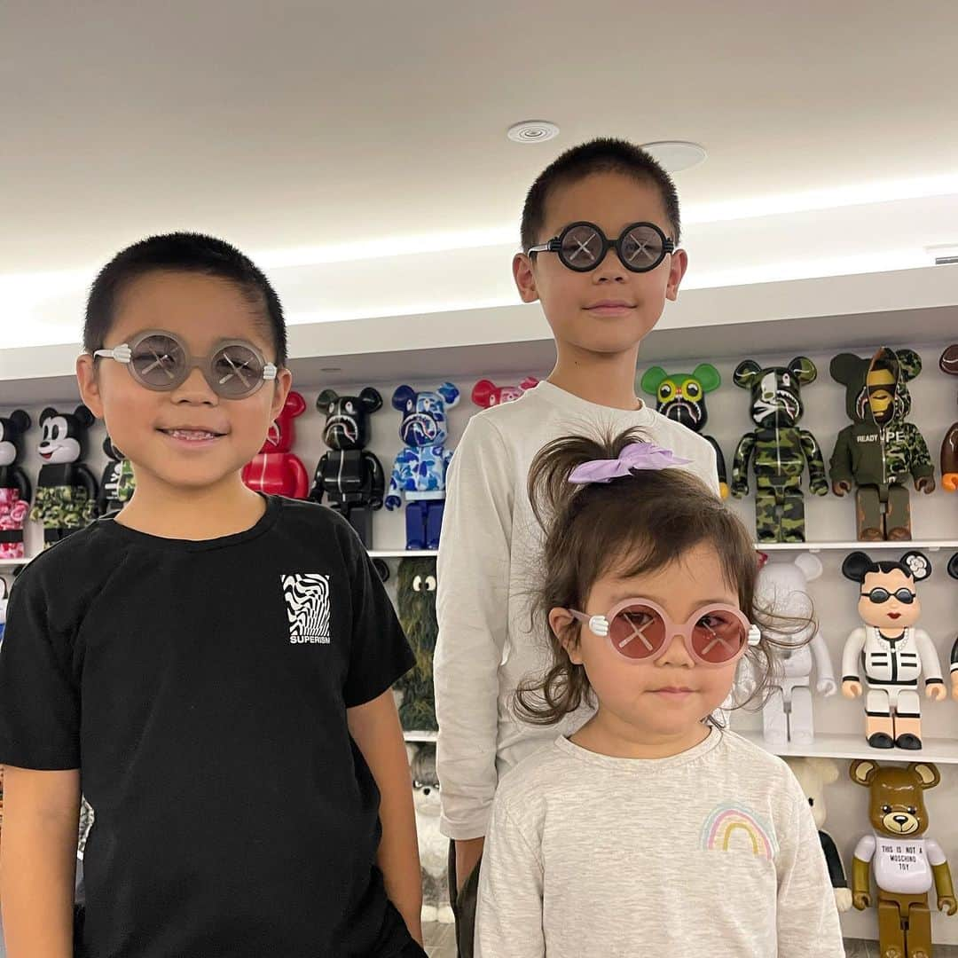 ベン・ボーラーさんのインスタグラム写真 - (ベン・ボーラーInstagram)「Finally some cool shades for kids! Thank you @kaws @woawstore for the #KawsSonsAndDaughters glasses 👓  Who wore them better? 🤓」11月18日 7時21分 - benballer