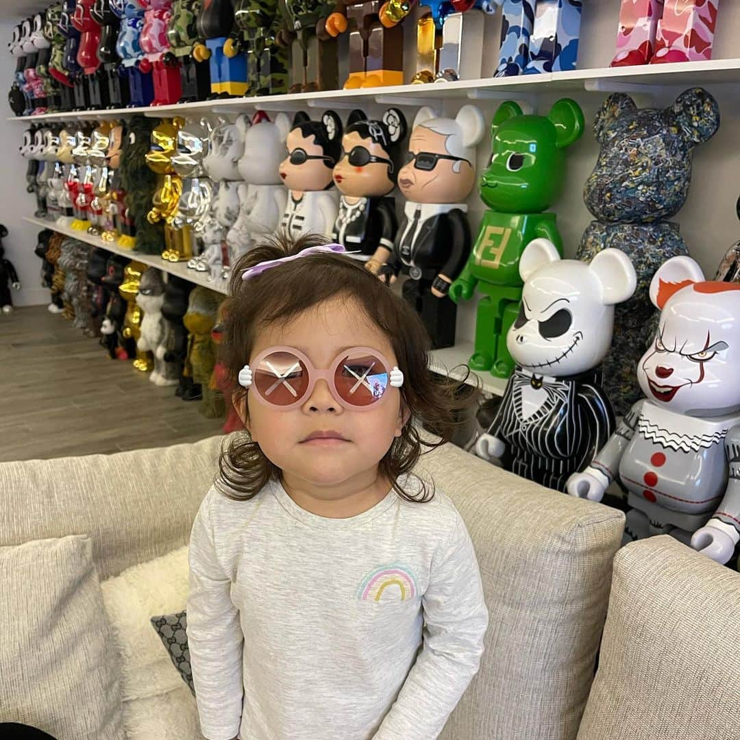 ベン・ボーラーさんのインスタグラム写真 - (ベン・ボーラーInstagram)「Finally some cool shades for kids! Thank you @kaws @woawstore for the #KawsSonsAndDaughters glasses 👓  Who wore them better? 🤓」11月18日 7時21分 - benballer