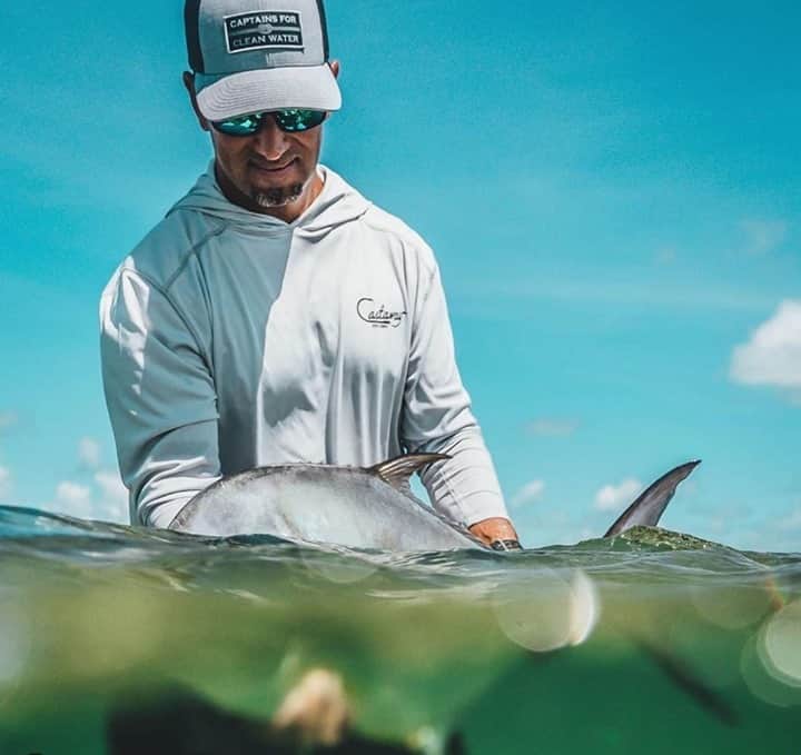 Costa Sunglassesのインスタグラム：「“The needed water exists. We simply allow it to be stolen from the Glades.” - @flippallot Learn how @captainsforcleanwater is working to restore the places we love for future generations at the link in our bio. 📷: @bostoninked @captbennyblanco @guiding_flow_tv #SeeWhatsOutThere #BornOnTheWater」
