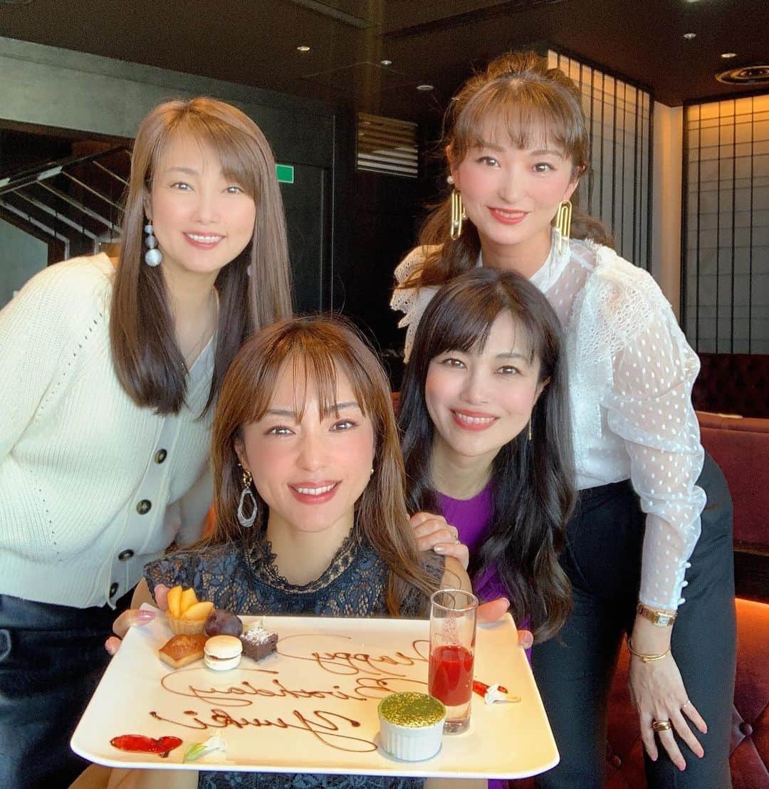 MAMIさんのインスタグラム写真 - (MAMIInstagram)「@kusayuu ちゃま お誕生日 おめでとう🍾🍾🍾  渋谷スクランブルの TEPPANYAKI10へ  美味しいお肉に 山盛りのデザート ぺろりと平らげました。  いつも笑いが絶えない 女子会　💋  次はどこに食べに行こう！  #お誕生日 #女子会 #鉄板焼き #渋谷 #スクランブルスクエア #teppanyaki10shibuya  #フィレコース #サーロインコース」11月18日 7時38分 - mami_rcj