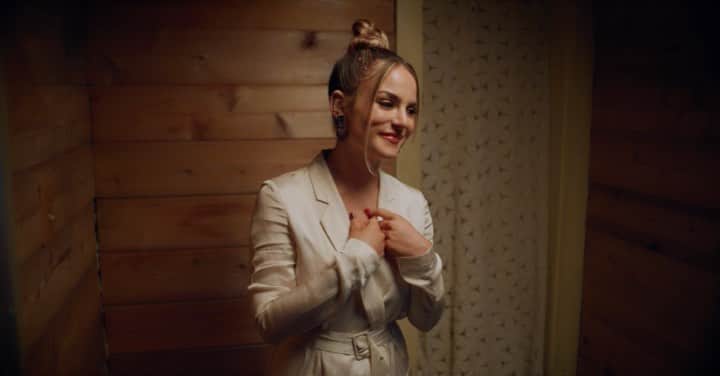 Alfredo Floresのインスタグラム：「teamed up with @iamjojo & @pjmorton to deliver this Wishlist visual for such a great cause!! BIG thank you to our entire crew!   Wishlist 🎁🎬  @iamjojo @pjmorton   directed and edited by me  producer: @kategallghz DP: @jonsuarezz PJ Morton shot in Atlanta: @dominic.scott Steadi: @nick_almanza 1stAC: @casey_schoch Gaffer: @mikeyproa Grip: @_jcfalcon Set Decorator: @camareebarr & @_mgabriela._  Assistants: @trv.img Color: @jonsuarezz set photographer: @dougkrantzii Jojo’s Glam: @zogalistwins Actress: Micaiah Chen aka Mixie   Full video on youtube now!!! #wishlist 🎅🏽 link in bio」