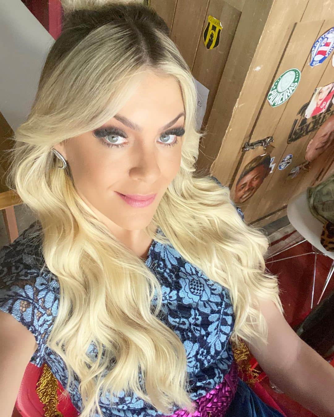 レナータ・ファンのインスタグラム：「Quando a luz é boa, vc está concentrada no intervalo do @jogoaberto e preocupada com a Copa do Brasil 😂🦋 meu trabalho é  sempre empolgante!」