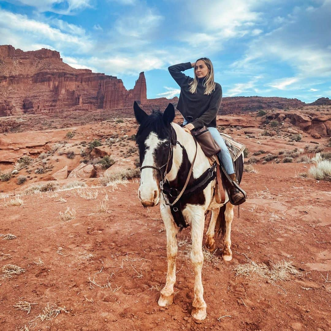 ブランディ・グレン・サイラスさんのインスタグラム写真 - (ブランディ・グレン・サイラスInstagram)「Took a beautiful backcountry ride through the literal set of Westworld today 🤯 . . . Thank you Hauer Ranch for the adventure! There’s no better way to explore than on horseback!! #moab #utah #adventure #explore #travel #horse #horses #wildwest #westworld #horseback #sunset #couples #love #canyoncountry #backcountryriding」11月18日 13時29分 - brandicyrus