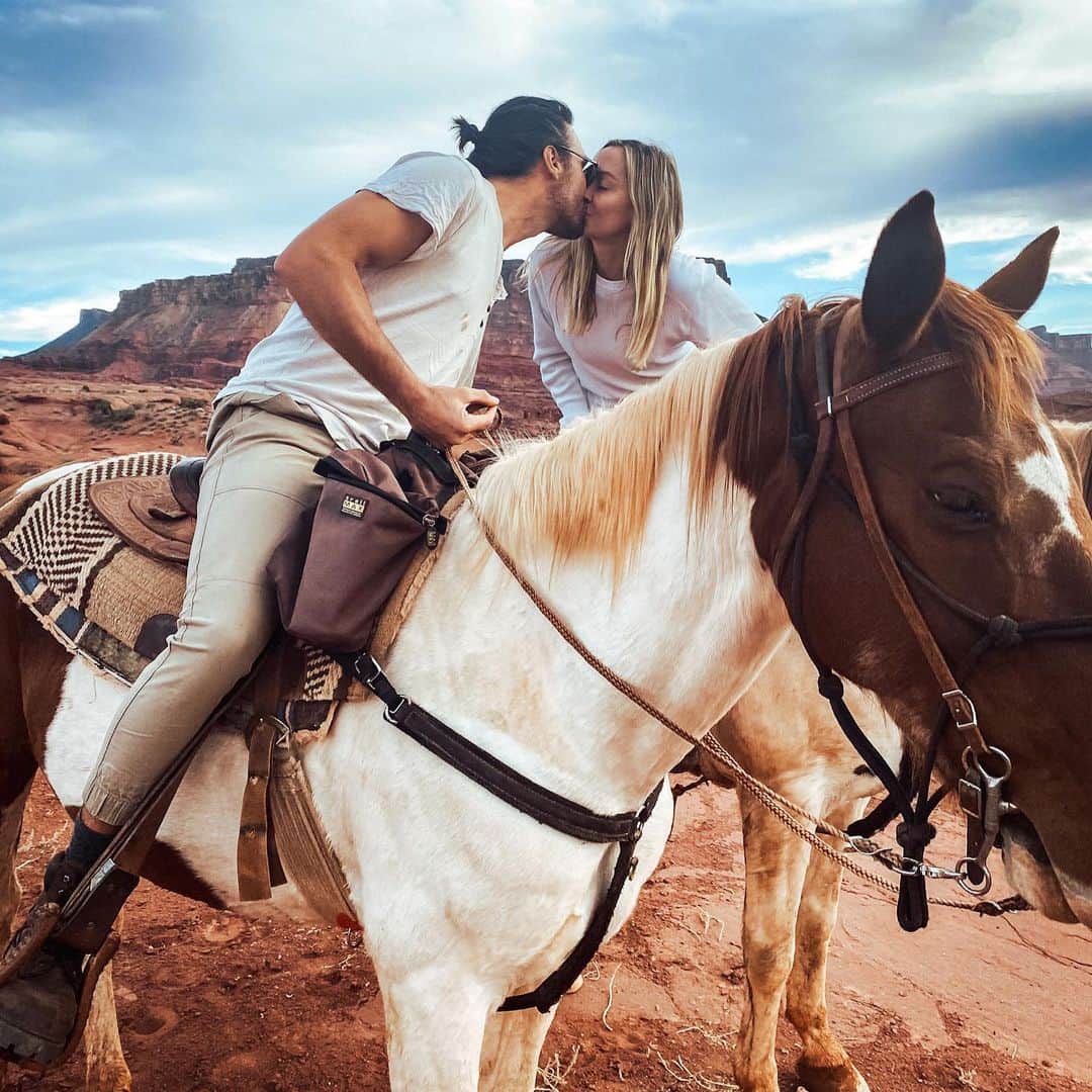 ブランディ・グレン・サイラスさんのインスタグラム写真 - (ブランディ・グレン・サイラスInstagram)「Took a beautiful backcountry ride through the literal set of Westworld today 🤯 . . . Thank you Hauer Ranch for the adventure! There’s no better way to explore than on horseback!! #moab #utah #adventure #explore #travel #horse #horses #wildwest #westworld #horseback #sunset #couples #love #canyoncountry #backcountryriding」11月18日 13時29分 - brandicyrus