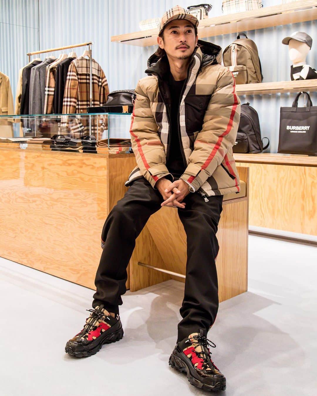 窪塚洋介のインスタグラム：「大阪／心斎橋／PARCO  #Burberry #バーバリー #RiccardoTisci  @burberry @riccardotisci17  ストリート仕様です^ ^」