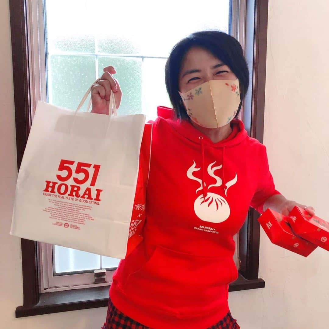 奥山佳恵さんのインスタグラム写真 - (奥山佳恵Instagram)「・ 関西土産に 買ってきたので 着替えて手渡し  こんにちは！ 歩く５５１です♪  いやいや 「豊満」だなんて 「蓬莱」ですからー！  なんて言ってたら @okinasyokudou  カヨちゃんのごはんが  豊満にしか見えなくて。  そんなフザけたブログ更新。 @okuyama_yoshie ←プロフィールにある URLからブログにとべます♪  #奥山佳恵#奥山佳恵のてきとう絵日記  お友達のヨシコことSILVA @silva_official_insta の  優しさに感動。 ・」11月18日 13時26分 - okuyama_yoshie