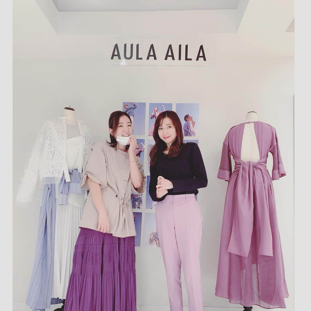 中野公美子のインスタグラム：「AULA AILAの展示会へ。 今回もアポイント制だったので、ゆっくりと見られました😊 試着したのに写真を撮り忘れてしまった😅 1枚目の写真の、 プレスの塚野さんが履いているパープルスカートと、 左のマネキンが羽織っているレースのブルゾンを注文しました💛 塚野さんにもお久しぶりに会えて嬉しかったです💖  #アウラアイラ #展示会 #aulaaila  #前髪セットが上手く出来ない日」