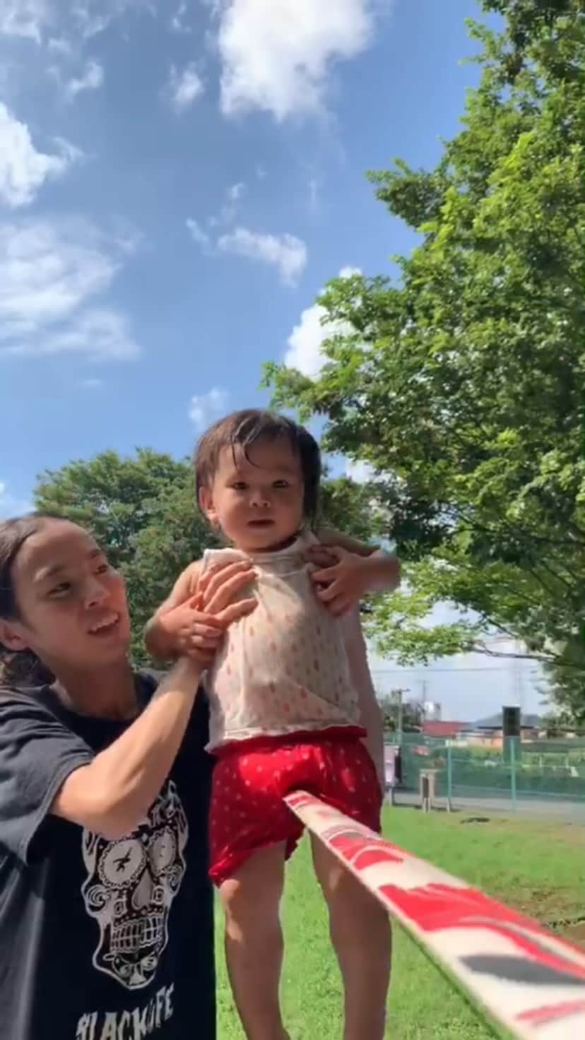 福田恭巳のインスタグラム：「2020.9 My daughter is 2 years old.  She wants to imitate me.  @jeeprealgames  @gibbonslacklines  @gibbonjapan  @karadafactory   #スラックライン #slackline #slacklife #gibbonslacklines #ジープ #jeep #JeepRealGames #ThePowerofReal #jeep_real  #yukimi #福田恭巳 #ママアスリート #女の子ママ #産後ダイエット #子どものいる暮らし  #体幹トレーニング #バランス #ヨガ #ピラティス #2018年生まれ #9月生まれ #2歳 #女の子」