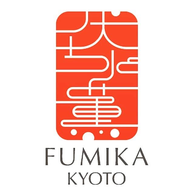のインスタグラム：「、 、 🌸京から、肌咲く。🌸 、 FUMIKA30秒スキンケアセミナー 、 #fumika_kyoto33 毛穴のお手入れ方法 、 詰まり毛穴、開き毛穴の場合は、角栓や余分な皮脂をクレンジングや洗顔🙂💭でしっかり落とすことが大切です。 毛穴に蓄積させないようにしましょう❗️ 洗顔前にホット♨️タオルなどをして毛穴をしっかり開かせてから洗顔🙂💦するのもいいですよ❗️ 、 ただし、ゴシゴシ洗い💭はＮＧです。洗顔後は、化粧水でキュッっと毛穴を引き締めることもお忘れなく！ たるみ毛穴のお手入れ方法は、保湿クリームや美容クリームなどを使いながら、ハリや弾力の低下を抑えていきましょう。 、 紫外線☀️はたるみの大敵なので、ＵＶ対策👒もしっかりと❗️ 、 #fumika_kyoto #スキンケア #美肌ケア #肌ケア #肌荒れ #ナチュラルコスメ #オーガニックコスメ #クレンジング #洗顔 #化粧水 #乳液 #美容液 #敏感肌 #乾燥肌 #美容 #美意識 #化粧 #ビューティー #基礎化粧品 #京野菜 #エステ #京都 #伏見 #日本酒 #kyoto #japanesecosmetics #skincareproduct」