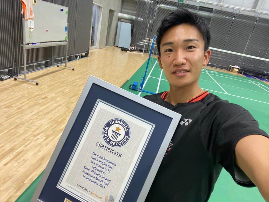 桃田賢斗のインスタグラム：「ギネス世界記録に認定して頂きとても嬉しいです 僕だけの力ではなく、周りの方々のサポートのおかげです この記録をさらに更新できるように、日々バドミントンを頑張っていきます これからも応援宜しくお願いします！   #感謝 #初心を忘れずに #ギネス世界記録」