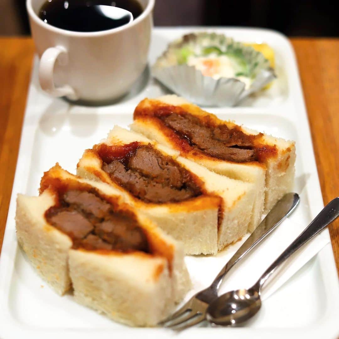 きょん。さんのインスタグラム写真 - (きょん。Instagram)「.  .  ビクトリー  ちょいちょい 立ち寄っては 名物のカトルフィッシュを 食べるのだけど、 ビーフカツに食欲持ってかれた ある日のおひる時。  #ビクトリー#osakagourmet #coffee#japanesegourmet」11月18日 8時03分 - kyon_tokiiro