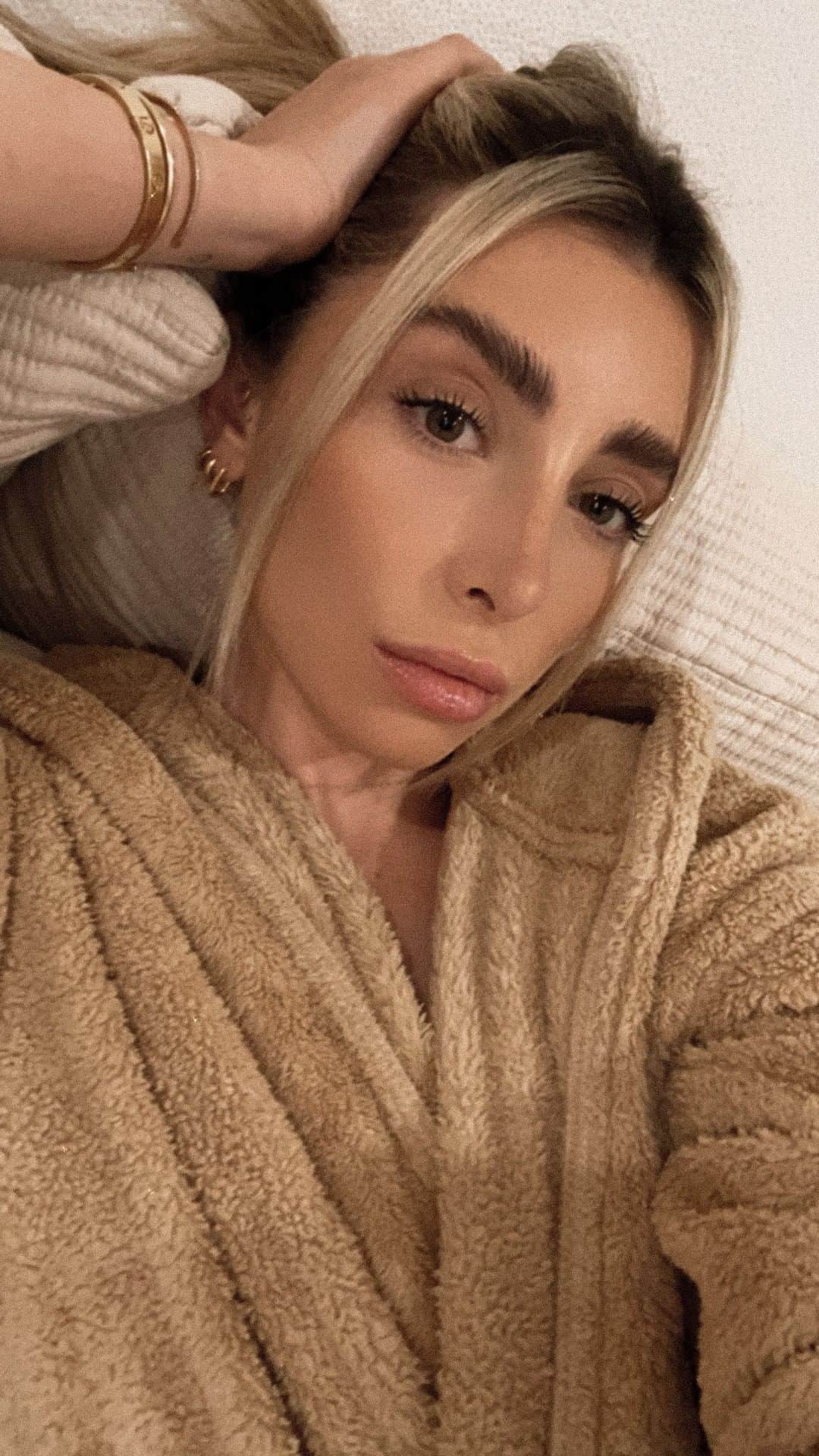 Lauren Elizabethのインスタグラム：「A quick rundown of how I do my eyebrows! I started doing my own eyebrows at home with just some simple tweezing and trimming. I love brushing my brows up but it has never lasted until @makeupbecca used hair gel on them! It's my new go-to ever since! If you have thick brows like me this might be your saving grace as well! #EyebrowHack #EyebrowRoutine」