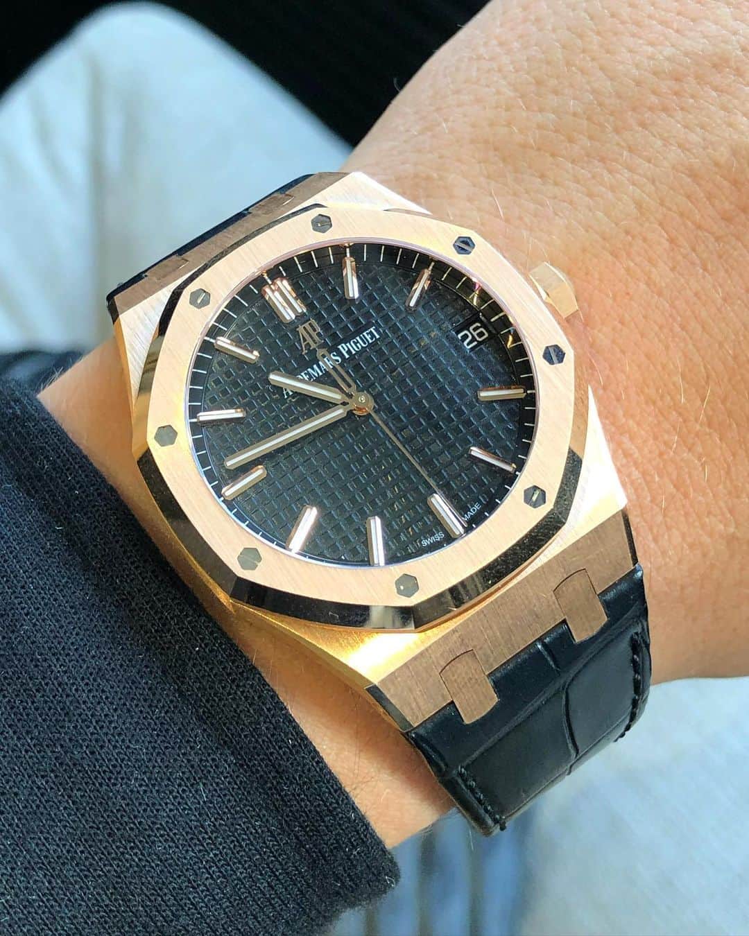 Daily Watchさんのインスタグラム写真 - (Daily WatchInstagram)「Audemars Piguet Royal Oak in Rose Gold with leather strap 🔥 #DailyWatch」11月18日 8時11分 - dailywatch