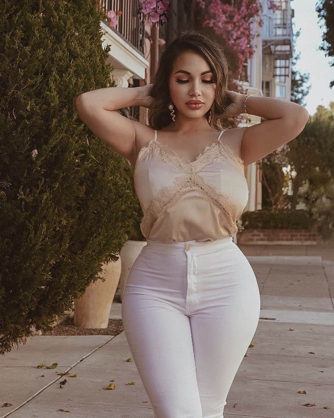 Aylen Aのインスタグラム：「Over here minding my own business 😊 @fashionnova fashionnovapartner」