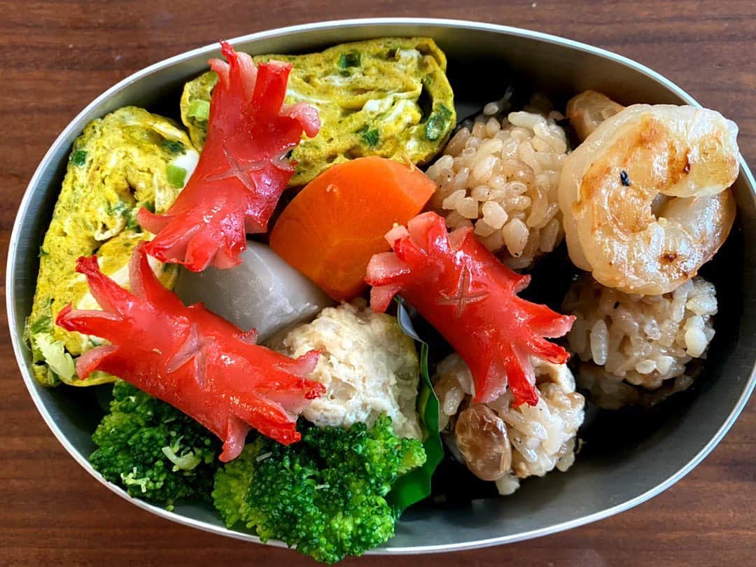 宮崎謙介のインスタグラム：「今日のお弁当。テーマは「エビカニ合戦」  ※私が毎朝作ってるんだよね  #弁当  #息子の弁当」