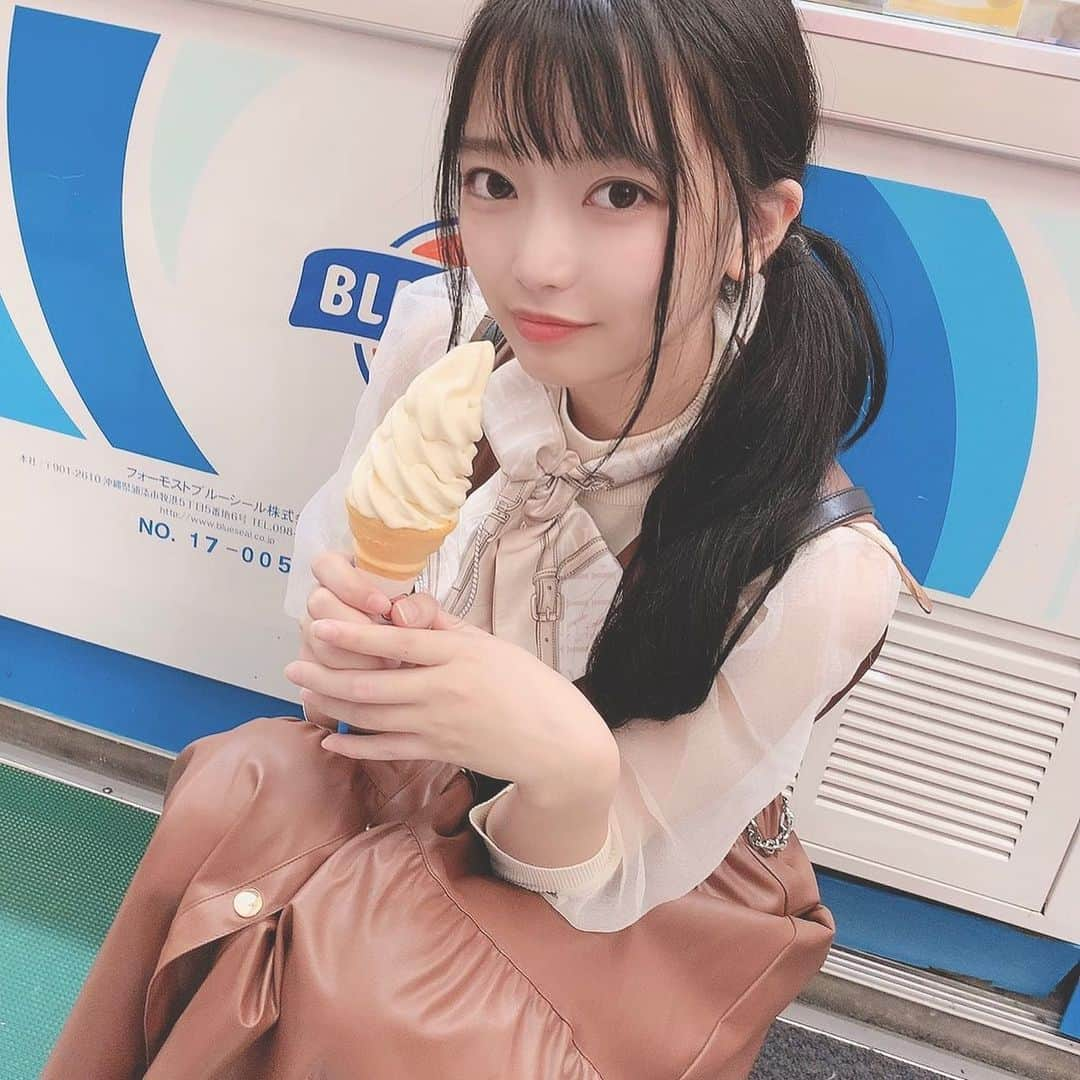 吉沢朱音さんのインスタグラム写真 - (吉沢朱音Instagram)「🍫🍦😋 . おはよ〜！！ 沖縄でソフトクリーム食べた時の📷✨ 牛乳感強めなの好きー！ 東京にもたくさんできないかな🤔笑 . . . . . #沖縄グルメ #沖縄観光 #国際市場  #ブルーシール #ブルーシールアイス  #ソフトクリーム部 #バニラアイス #okinawajapan」11月18日 8時28分 - nesomagic72