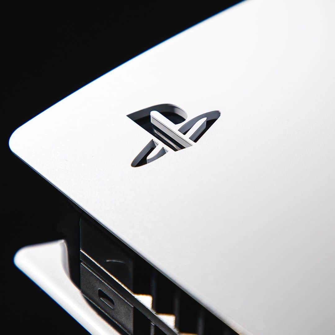 HYPEBEASTさんのインスタグラム写真 - (HYPEBEASTInstagram)「@hypebeastgaming: Take a closer look at the @playstation 5. The next-gen console features quicker loading times, heightened immersion, and a whole new generation of experiences. Available in a Digital Edition and a version with an Ultra HD Blu-Ray disc drive, both models come with the same custom processor with integrated 8 Core x86-64-AMD Ryzen “Zen 2” CPU and AMD Radeon RDNA GPU. Along with an 825GB ultra-high-speed SSD. The powerful internals work in unison to provide high-fidelity visuals, including 4K graphics and ray-tracing support for a new level of console gaming. Check the link in bio for more info.⁠⠀ Photo: Heison Ho/HYPEBEAST」11月18日 8時28分 - hypebeast