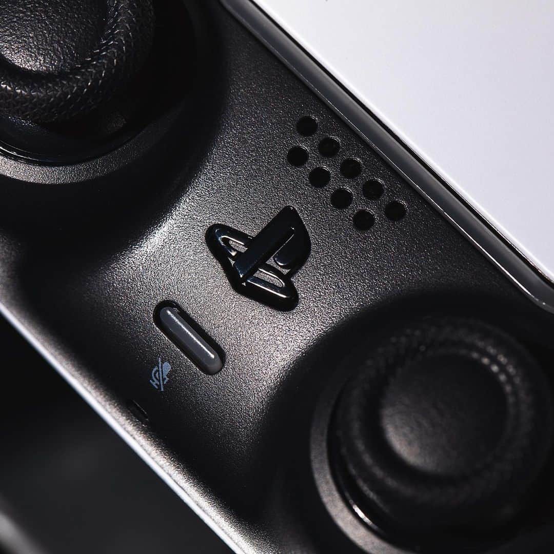 HYPEBEASTさんのインスタグラム写真 - (HYPEBEASTInstagram)「@hypebeastgaming: Take a closer look at the @playstation 5. The next-gen console features quicker loading times, heightened immersion, and a whole new generation of experiences. Available in a Digital Edition and a version with an Ultra HD Blu-Ray disc drive, both models come with the same custom processor with integrated 8 Core x86-64-AMD Ryzen “Zen 2” CPU and AMD Radeon RDNA GPU. Along with an 825GB ultra-high-speed SSD. The powerful internals work in unison to provide high-fidelity visuals, including 4K graphics and ray-tracing support for a new level of console gaming. Check the link in bio for more info.⁠⠀ Photo: Heison Ho/HYPEBEAST」11月18日 8時28分 - hypebeast