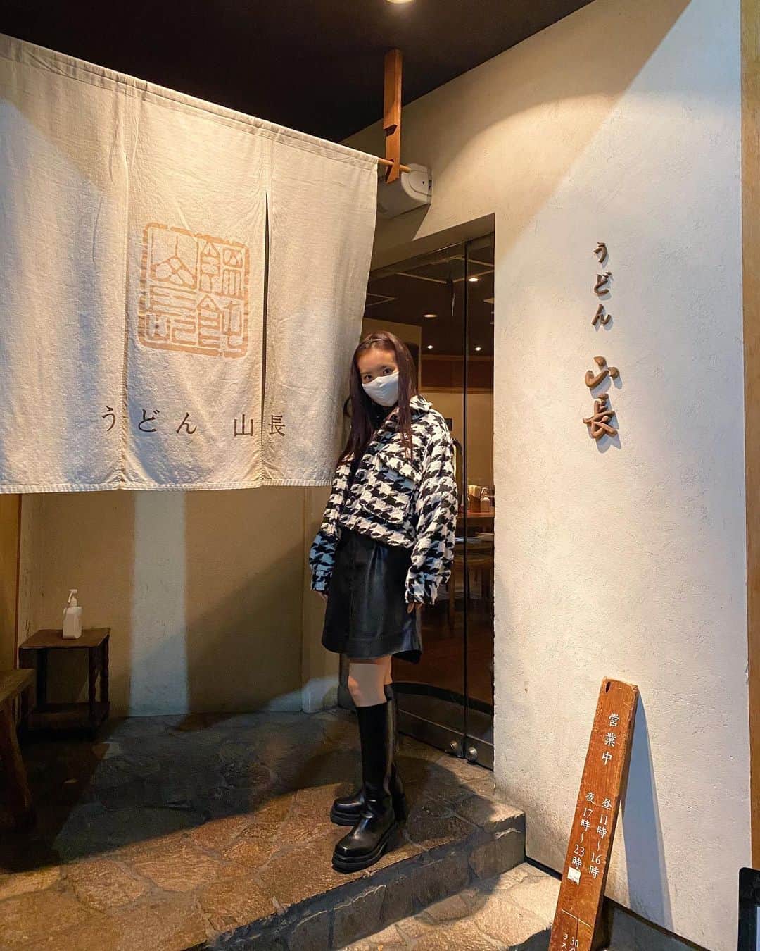 青山舞莉のインスタグラム：「@maybins_japan のアウターでうどん食べに行ったよ😇 最近はうどんにハマってる。 #ミーコーデ」