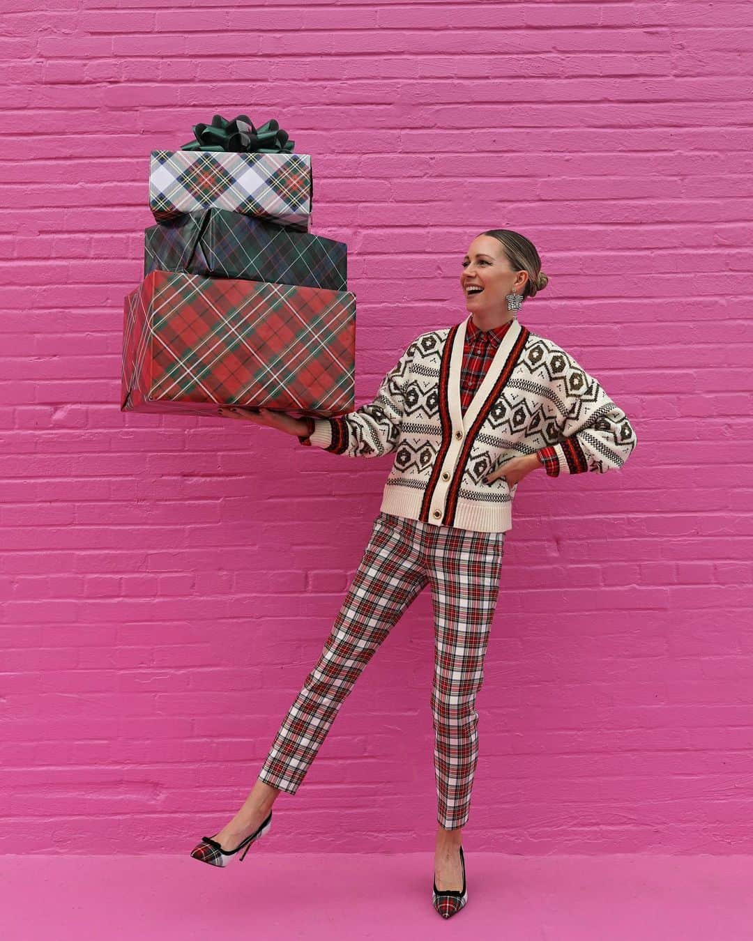 ブレア・イーディーさんのインスタグラム写真 - (ブレア・イーディーInstagram)「<Pick a plaid, any plaid! Mixing and matching and making the season bright with @jcrew This year I am celebrating joy & comfort in style ❤️> #jcrewstyle #ad」11月18日 8時34分 - blaireadiebee