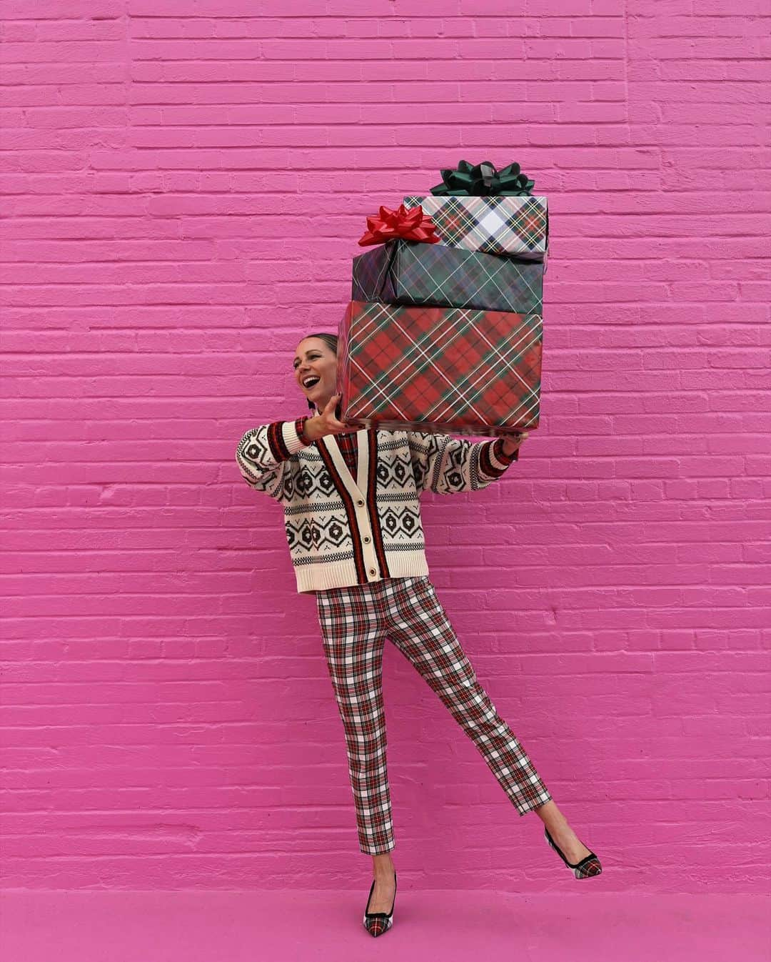 ブレア・イーディーさんのインスタグラム写真 - (ブレア・イーディーInstagram)「<Pick a plaid, any plaid! Mixing and matching and making the season bright with @jcrew This year I am celebrating joy & comfort in style ❤️> #jcrewstyle #ad」11月18日 8時34分 - blaireadiebee