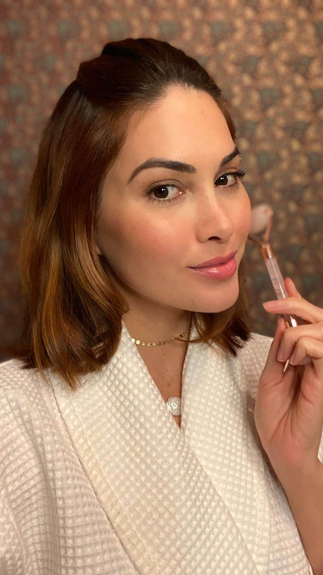 María Gabriela Isler Moralesのインスタグラム：「Si hay algo que para mí es sagrado es el cuidado de mi piel, especialmente de mi rostro -y no por un tema de belleza- es más por la conciencia que he desarrollado en el tiempo de que mi bienestar es prioridad, además de que soy muy pecosa 🙈🍪.   ¿Sabías que 5 minutos al día son más que suficiente para evitar un envejecimiento prematuro de tu piel? 🤍  Por eso, hoy quiero compartir contigo 4 pasos para lucir una piel hermosa, hidratada y saludable junto a:  @infinitekparis.latam 🙌🏼   1. Aplicar de 3 a 5 gotas de sérum de #VitaminaC 🧡. Este aclara y unifica el tono de nuestra piel.   2. Aplicar de 3 a 5 gotas del sérum de #AcidoHialurónico 💘. Este actúa como hidratante y previene líneas de expresión, arrugas y flacidez.   3. Continuar con el #ContornoDeOjos 👁. Esta cremita es fundamental para hidratar siempre el área, mientras aclara y disminuye las ojeras.   4. Lo más importante: el #ProtectorSolar 🌞. Además de funcionar como primer o prebase, es el aliado más valioso para que nuestra piel se mantenga joven y radiante.   5. La #Mascarilla de mar Muerto puedes usarla cada 15 días para asegurarte de retirar toda la piel muerta y las impurezas, y devolverle el brillo a tu rostro ✨.   ¿Cuál es tu rutina de cuidados? 🤔 Te apuesto a que piensas más en el maquillaje que está en tendencia que en tu piel... ¡Te leo! 🥰  ❗️Recordatorio:   Siempre, sin excepción debemos quitarnos el maquillaje y limpiar nuestro rostro con agua micelar, o con un jabón de pH balanceado y acorde a nuestro tipo de piel. Por favor, no uses el jabón de la ducha 🙈.   ⭐️ Bonus: al final del video comparto un poco de mi maquillaje básico 💄❤️  #SkincareIk #LoveIk  #Skincare #takecareofyourself」