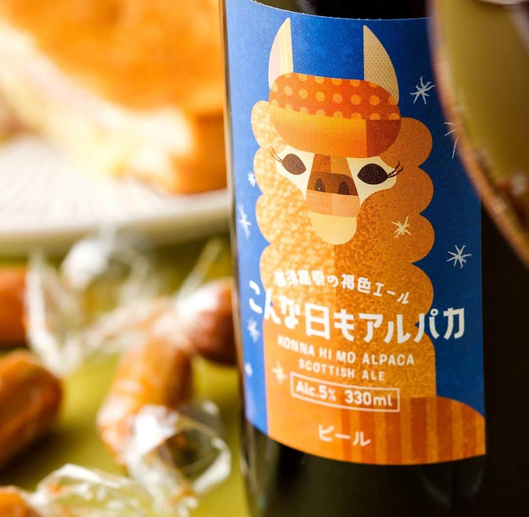 KURAND@日本酒飲み放題さんのインスタグラム写真 - (KURAND@日本酒飲み放題Instagram)「クラフトビール「こんな日もアルパカ」🍺   国内最大のアルパカ飼育数を誇る那須高原で造られた、褐色エールです✨   モルトの豊かな香りとカラメルのような甘み、 低温熟成により生まれる口あたりの滑らかさに、 うっとり癒されてしまうでしょう😍   熟成が低温で行われているため、滑らかな口当たりが特徴です。 モルト由来のまるでカラメルのような甘みが感じられます。   那須高原は、日本で最初にアルパカ牧場が出来た場所でもあります。   モフモフとした体にクリクリのつぶらな瞳、 口元がほほ笑んでいるようにも見えるのも特徴です😋   そんなキュートなアルパカのように、癒しを与える存在になってほしい。 そんな想いのこもったビールが「こんな日もアルパカ」です🙌   酒類 : クラフトビール 産地 : 栃木県 アルコール度数 : 5% 価格 : ¥680(税別)   ———————————————  📷 タグ付け 又は #KURAND のハッシュタグで お写真を紹介させていただくことがございます。  また @kurand_info をタグ付けして投稿してください✨  みなさまの素敵なお写真や、 おいしかった😊など感想コメントもお待ちしてます🙌  ——————————————— KURAND（クランド）は、お酒とワクワクをお届けする、 新しいお酒のオンラインショップです。  お酒に興味がある方は、 このアカウントのプロフィール @kurand_info のURLからオンラインショップへ❗️  オンラインショップのなかで、商品名で検索🤩  ——————————————— #KURAND #クランド #こんな日もアルパカ #アルパカ #アルパカビール #那須高原 #栃木のビール #栃木ビール #栃木県のお酒 #クラフトビール飲み比べ #クラフトビール好き #クラフトビール女子 #クラフトビール🍺 #クラフトビール部 #クラフトビール初心者 #クラフトビールが好き」11月18日 8時41分 - kurand_info