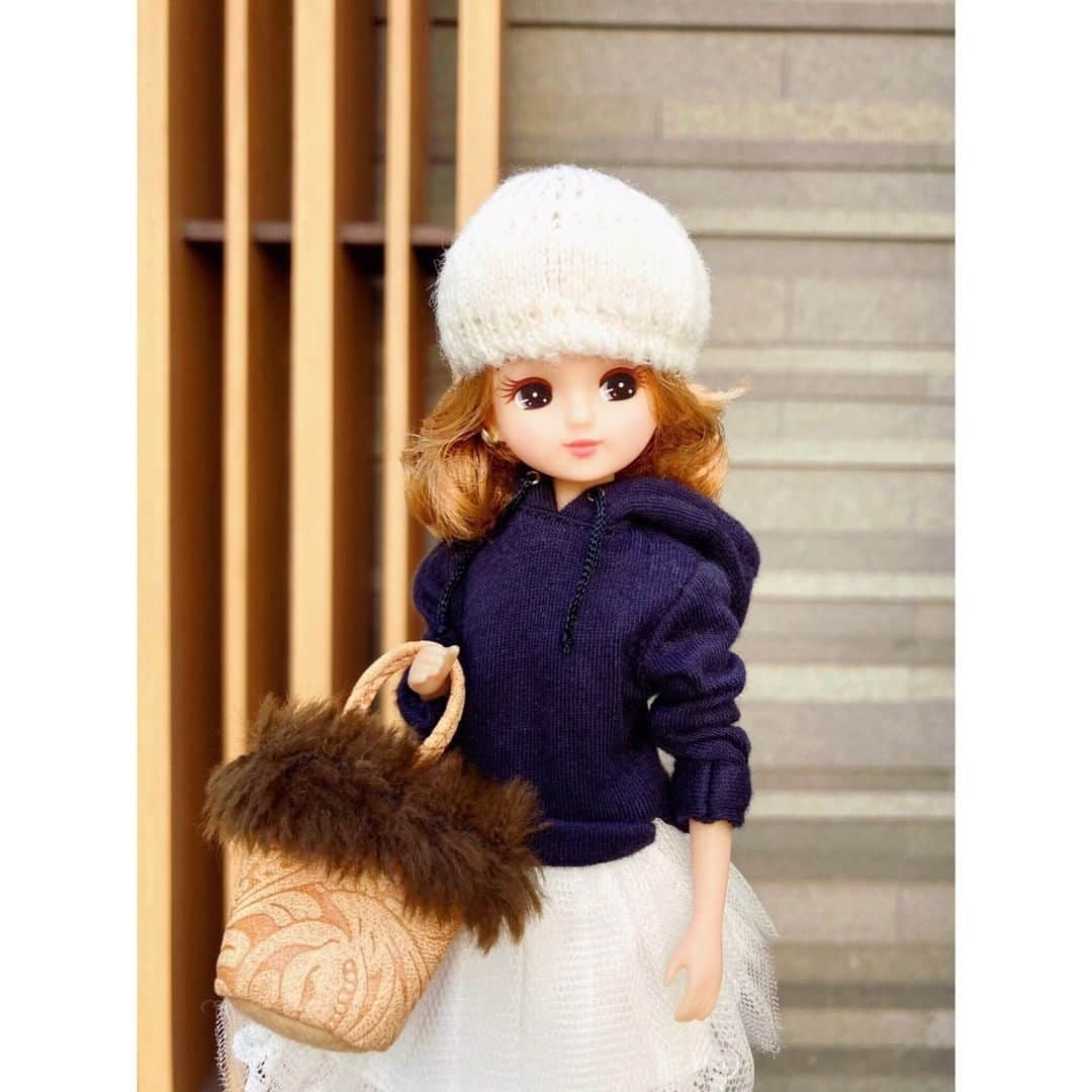 リカちゃんさんのインスタグラム写真 - (リカちゃんInstagram)「Today's #outfit is a knitted cap, navy hoodie, and #tulleskirt ♡ 秋風がひんやりしてきたら、 #ニットキャップ をオン☆ ネイビーのフーディーには #チュールスカート で甘さをプラス♡ お気に入りのバッグを持ったら準備完了☆ 今日はどこに行こうかな♪ #今日のコーデ #ootd #リカちゃん #fashion #ootd #hairstyle #licca #liccadoll #japanesedoll #japan #girl #instadaily #instagood #instagramjapan #instagram」11月18日 8時50分 - bonjour_licca