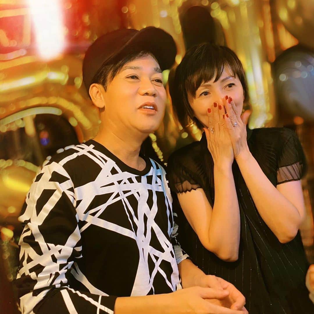 のインスタグラム：「今日は妻の誕生日50歳です。何か感慨深い。 本当におめでとう🎉 これからもお互い健康に気をつけて行こうね☺️ ちょっと早めにソーシャルディスタンスを保ちながら 素敵な仲間たちと誕生会をしました😘本当に感謝です😃 #妻にはいつも感謝しかありません #妻を応援して下さるみなさまもいつもありがとうごさいます」