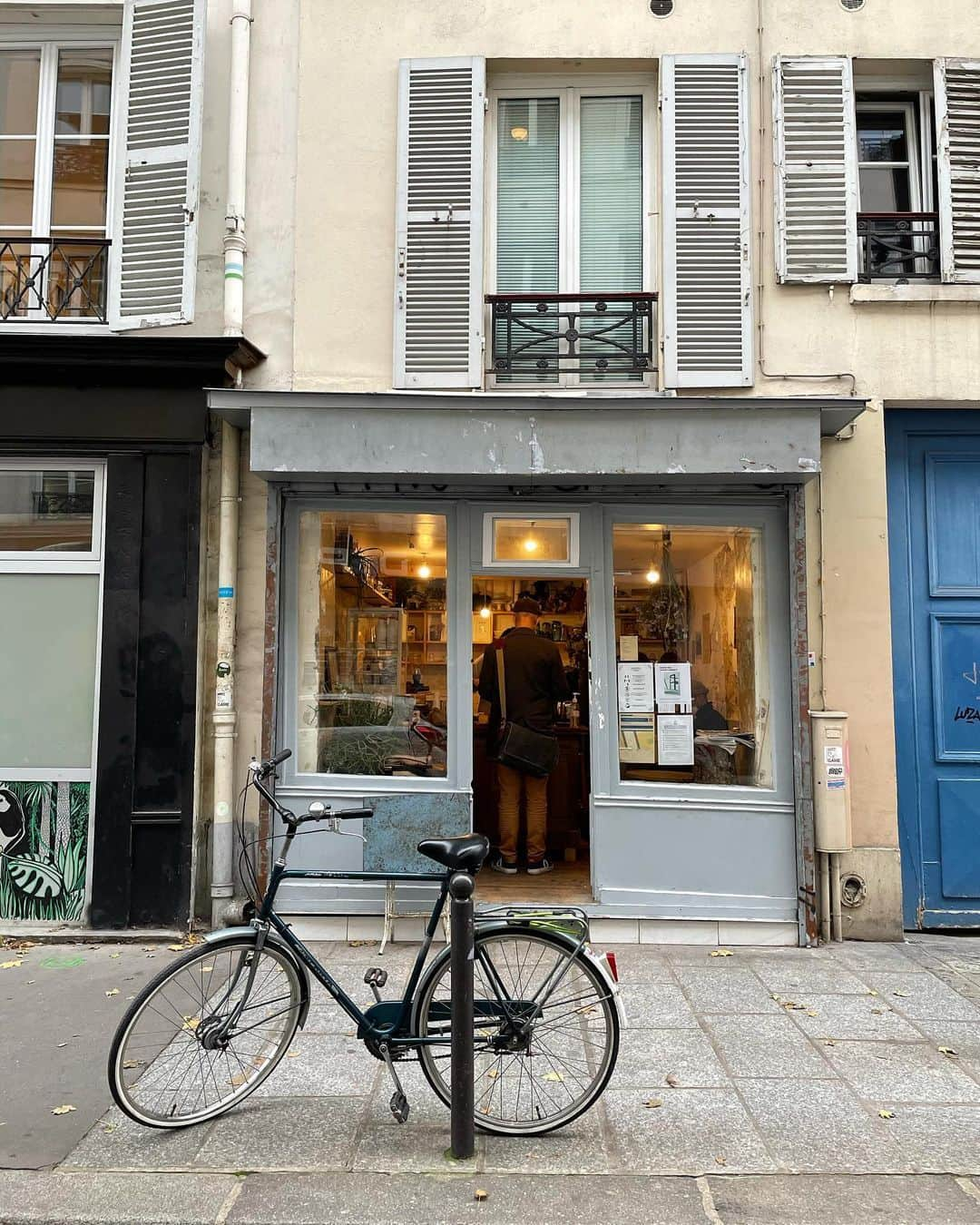 大森美希さんのインスタグラム写真 - (大森美希Instagram)「@dreaminman_paris , one of my favorite coffee shops in Paris.  お気に入りのコーヒーショップで一息。ほっとする時間。  #café #coffee #paris #coffeeshop #myfavoritecoffeeshop #dreaminmanparis #dreaminman #cafecreme #lockdown #coffeetime #coffeebreak #パリ #カフェ #カフェ巡り #パリ散歩 #コーヒーブレイク #コーヒーショップ #パリ散歩 #パリ生活 #パリところどころ #パリのカフェ #カフェクレーム #お気に入りのカフェ #街のコーヒー屋さん」11月18日 8時54分 - mikiomori_