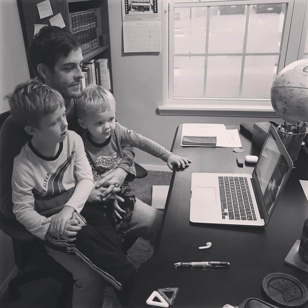 デリック・ディラードのインスタグラム：「Just another day of Clinic work with my law partners ;) #fathersontime #law」