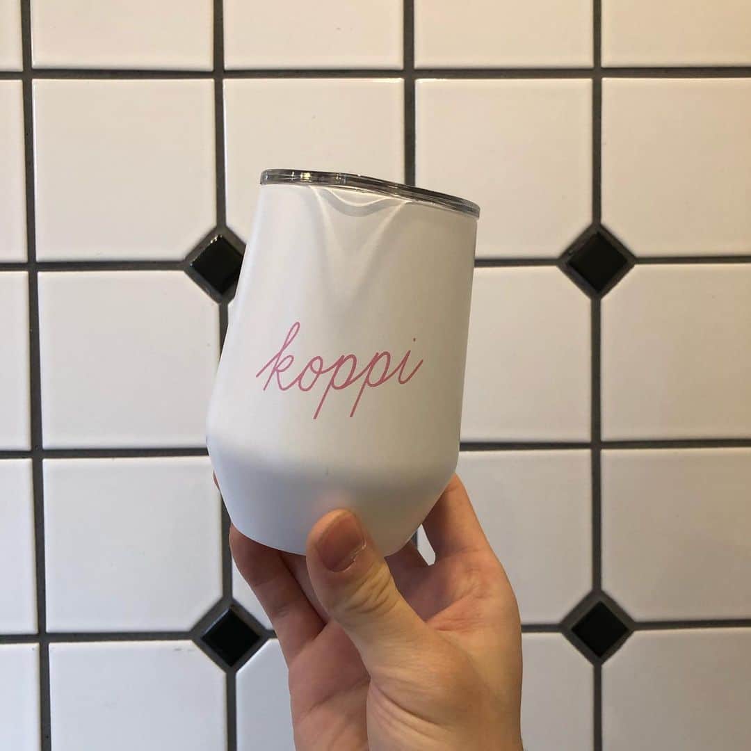 ABOUT LIFE COFFEE BREWERSさんのインスタグラム写真 - (ABOUT LIFE COFFEE BREWERSInstagram)「KOPPI POP UP @koppi_roasters still alive✌️✨ Please get delicious coffee & goods from @koppi_roasters 😊 We're serving filter coffee of 4 single origins✌️✌️ Hope enjoy early winter seasons🇸🇪✨  大好評頂いているコッピポップアップは、まだまだお楽しみ頂けますよー！ 豆販売も人気ですが、コッピオンラインでも販売していないタンブラーやカッピングスプーンもレアアイテムなので是非店頭で見てみてくださいねー！👌 カッピングスプーンには新しいロゴとパイナップルが彫られています🍍✨ 今日も19:00までお待ちしてます！😉  #aboutlifecoffeebrewers #aboutlifecoffee #onibuscoffee #onibuscoffeenakameguro #ratiocoffeeandcycle #akitocoffee #stylecoffee #specialtycoffee #tokyocoffee #tokyocafe #shibuya #tokyo #koppi」11月18日 9時03分 - aboutlifecoffeebrewers
