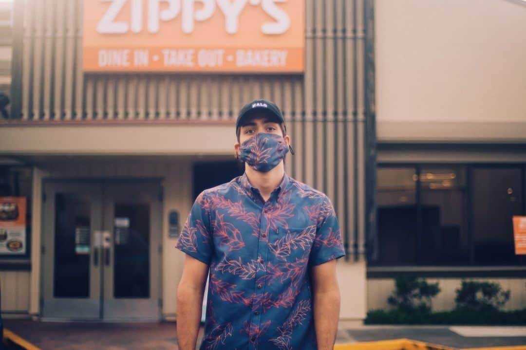 Zippy's Restaurantsのインスタグラム：「The Zippyʻs x Ari South Kaʻōpua Shirt is printed and handmade in Honolulu. The Kaʻōpua is Ari South’s modern take on the classic aloha shirt featuring a slim fit and a scoop bottom, adorned with Ari’s Maile print in Zippyʻs orange and grey colorway. Available on #BlackFriday.」