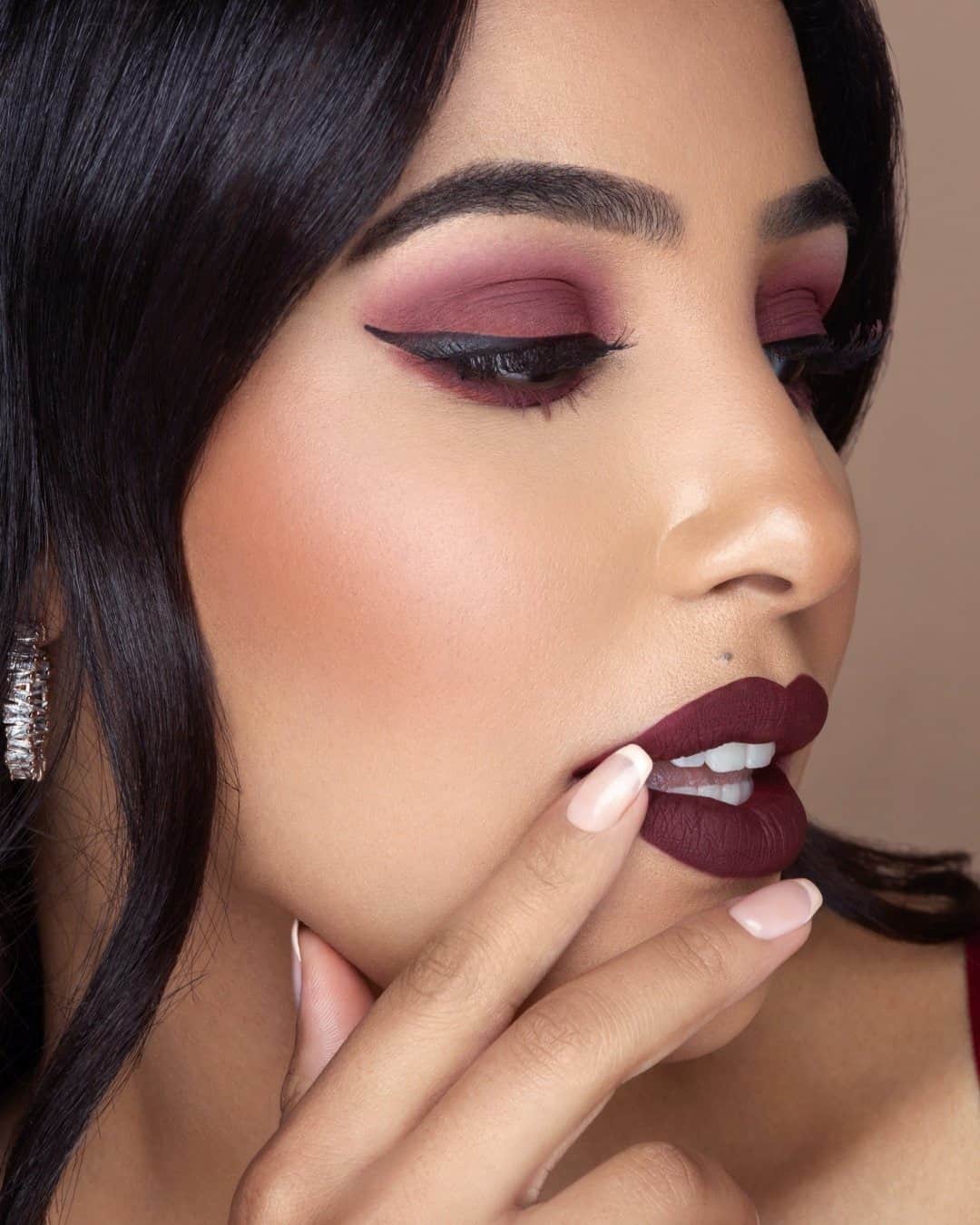 Too Facedのインスタグラム：「OBSESSED 🔥 @majdasakho shows off our Melted Chocolate Eye Shadow shade Chocolate Wine, Better Than Sex Eyeliner, and Melted Matte Lipstick shade Drop Dead Red! #toofacedambassador #toofaced」