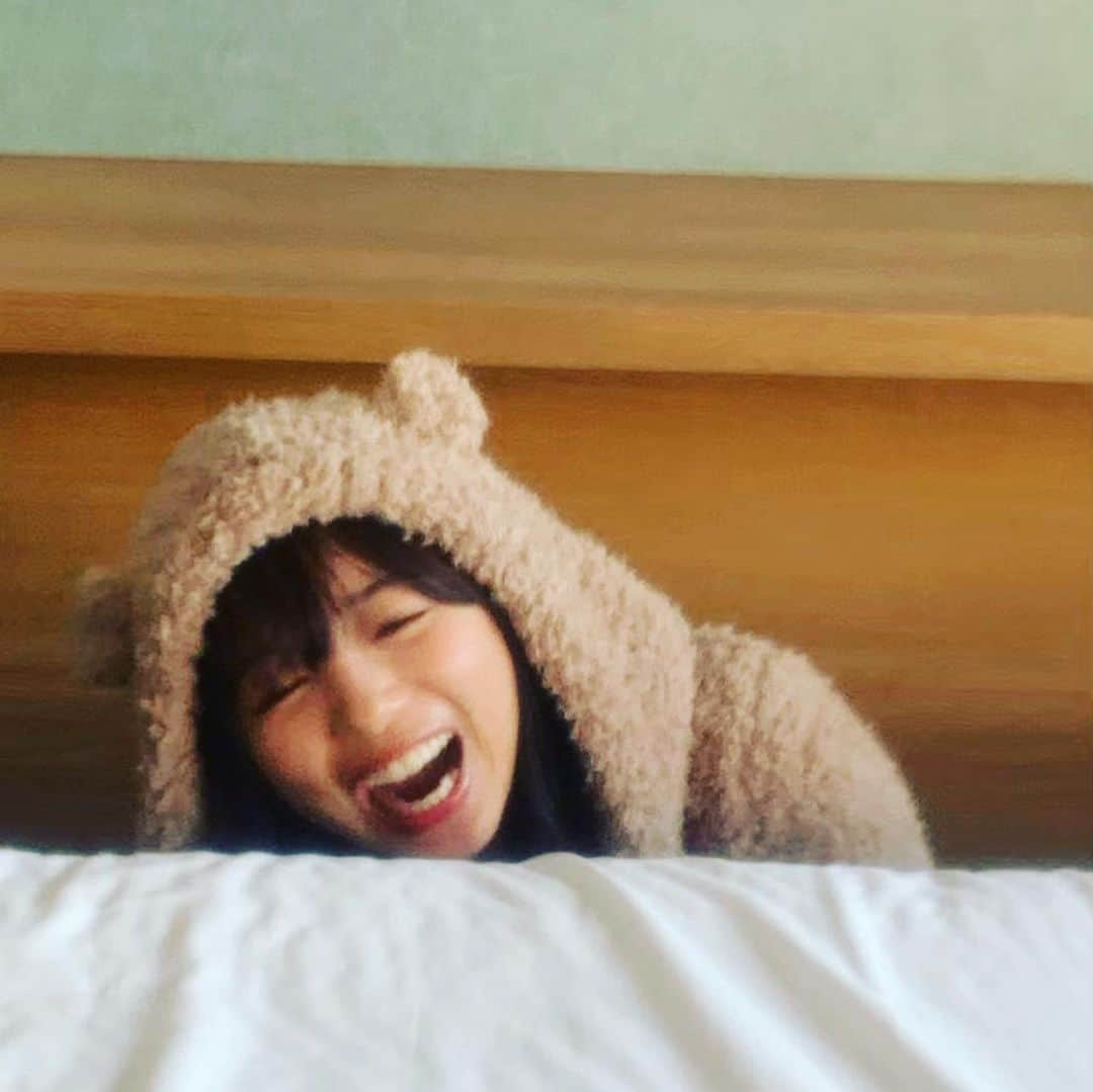 齊藤京子さんのインスタグラム写真 - (齊藤京子Instagram)「【オフショット】 きょんこくま🧸の撮影時にひょっこり⤴️し始めたのですが、なんどもひょこひょこしていると急にツボったきょんこです☺️ 🧸→🧸→🤣の順でお楽しみください❣️ #齊藤京子1st写真集  #齊藤京子　#日向坂46  #きょんこしか勝たん #ゲラ発動 #Kyonstagram 👸💕  📢この時のオフ動画を公式Twitterでアップしました🏃‍♀️ぜひご覧ください😉」11月18日 9時21分 - kyoko1st