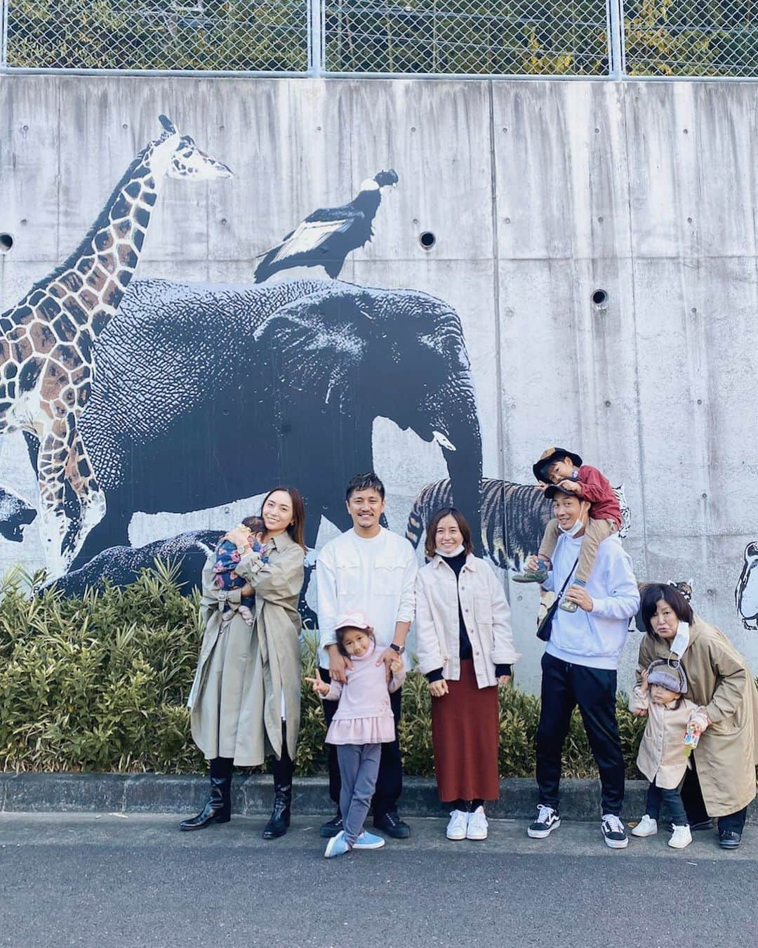 里見茜さんのインスタグラム写真 - (里見茜Instagram)「静岡に帰ってくると必ず行く日本平動物園🦥♡  今回も白熊さん、めちゃくちゃ泳ぎまくってたな😂🤍  家族と記念写真。 こうやって全員で撮ることもあまりないから貴重な一枚だね◎  #家族時間#日本平動物園#静岡 #familytime#holiday#zoo」11月18日 9時25分 - satomiakane