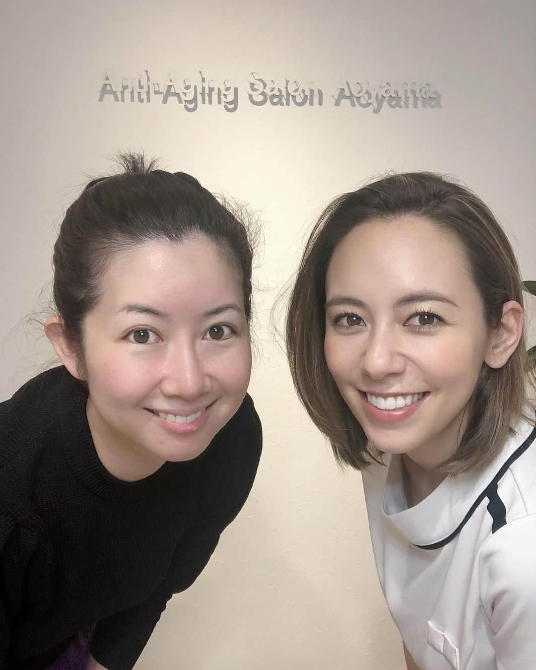 藤本恵理子のインスタグラム：「Went to Anti aging salon Aoyama💕 愛するナオミのサロンに。月1でお邪魔しております。  最初はマシーンで筋膜が硬くなっているところをゴリゴリと流してもらうんですが（今回は詰まりまくってた！笑）最後のハンドマッサージは気持ち良すぎていつも寝てしまいます。 写真は寝起きです。笑  辛かった肩と首、腰が一回でスッキリ！軽くなりました。 男性もオッケーですよ👌  オーナーとして、いつも笑顔でキビキビ働くナオミは本当美しくてかっこいい💕 また行くね❣️  #antiagingsalonaoyama #beauty #estethic #gaienmae  #aoyama #diet #ダイエット　#美容　#サロン　#外苑前 　#アンチエイジング　#青山  #エステ」