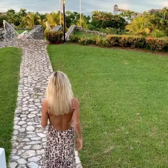 ブルーライフのインスタグラム：「What dreams are made of 😍 babe @que3n_beee in the Dylan dress- on sale now ✨ #shopplanetblue」