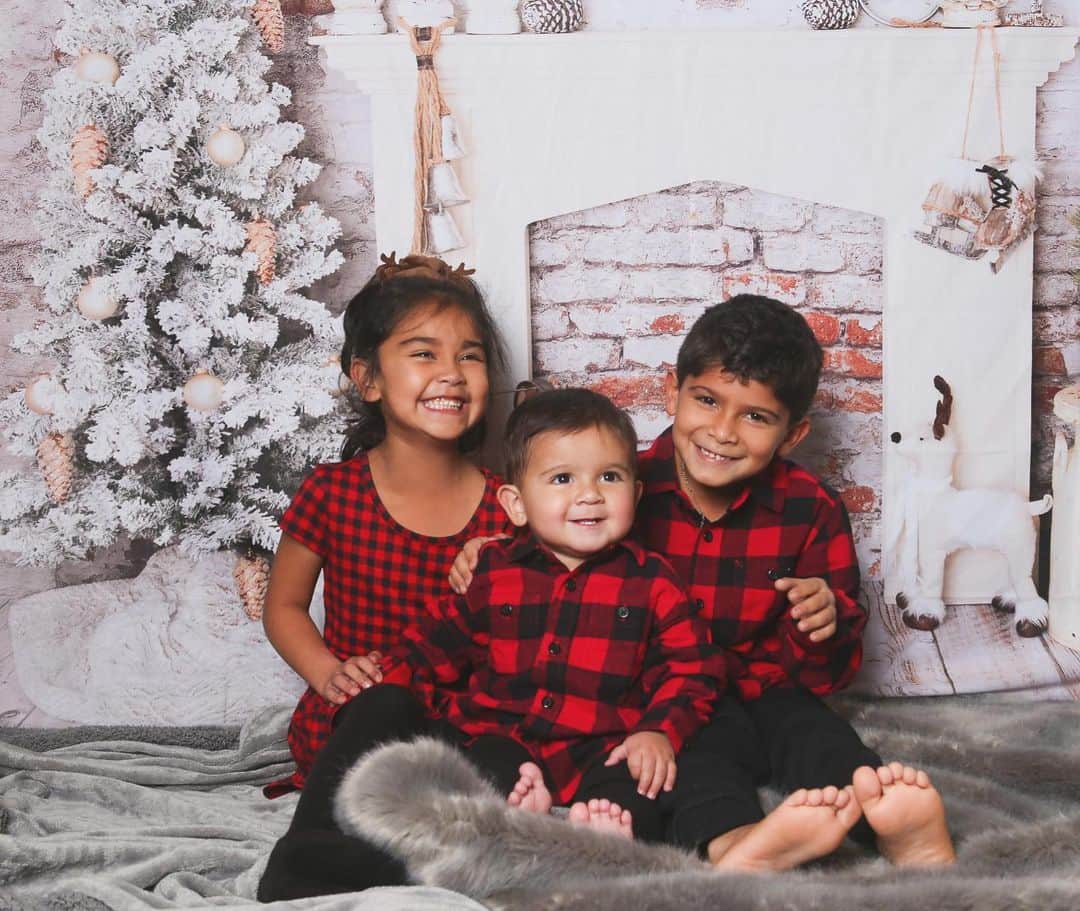 ニコール・ ポリッツィのインスタグラム：「MY BAYYYBAYSS! (Moira voice) So excited I got their Holiday pics done!!! I am such a blessed mawma 🙏🏽🎄🎅🏽  📸: @caralovellophotovideo -THANK YOU!」