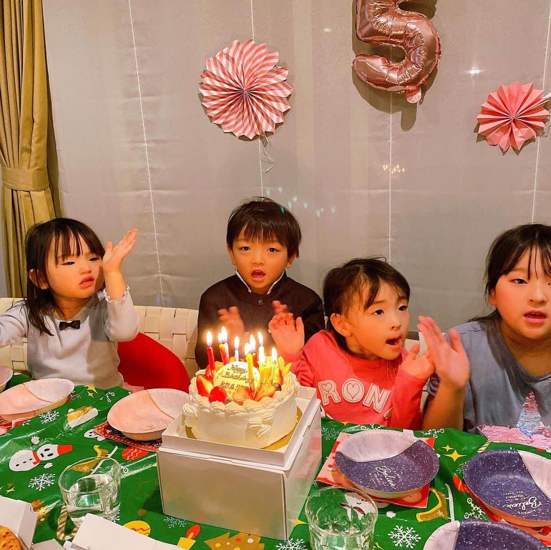 高村凛さんのインスタグラム写真 - (高村凛Instagram)「双子ちゃん5歳の誕生日❣️ 今日、5歳になりました〜❣️  あっという間に5歳です🥰💕🥰 可愛い玲央と梨央奈 すくすく大きくな〜れ💕❤️🥰  #双子#誕生日#twins #2卵生双子」11月18日 9時51分 - rin_takamura