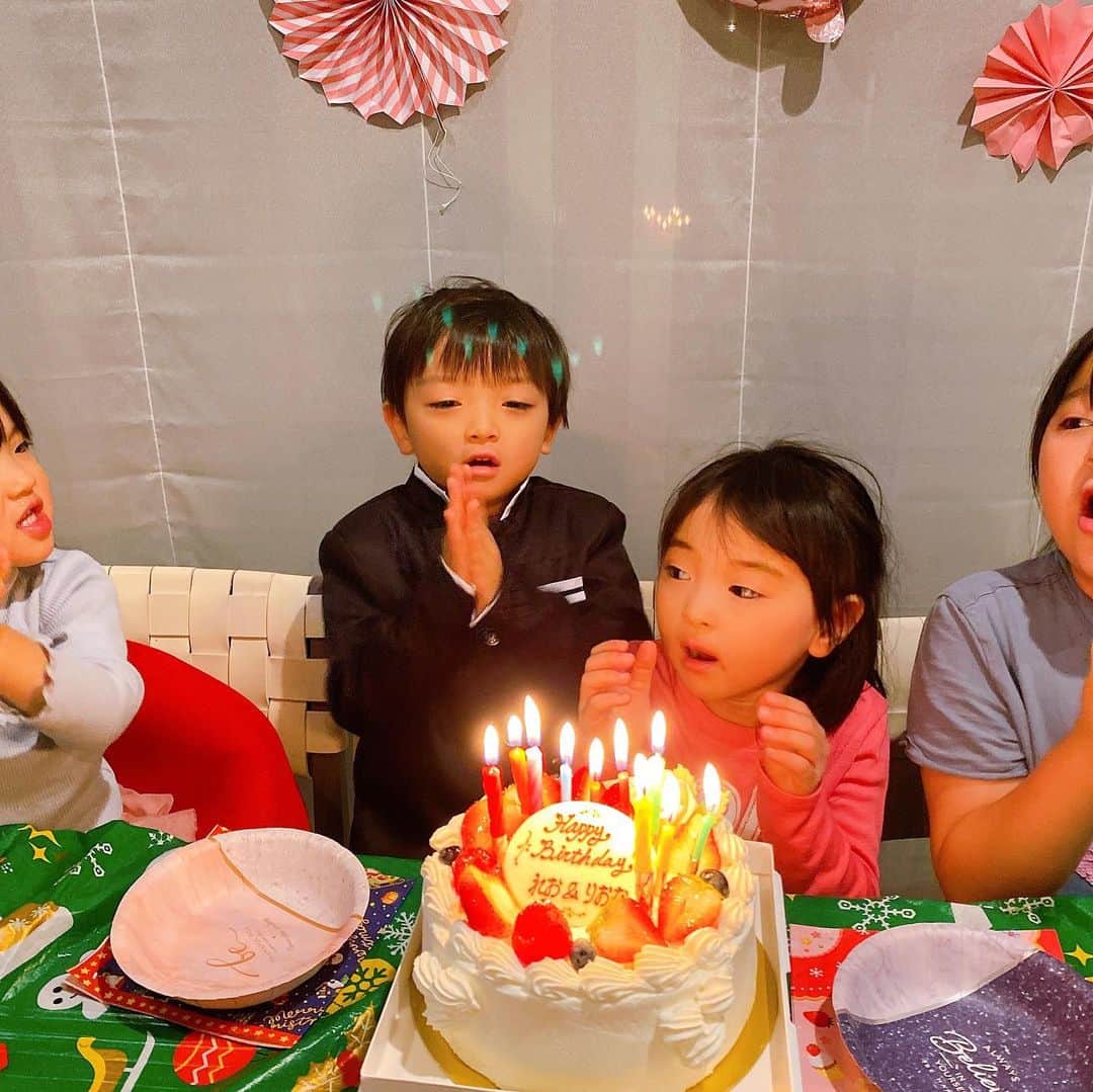 高村凛さんのインスタグラム写真 - (高村凛Instagram)「双子ちゃん5歳の誕生日❣️ 今日、5歳になりました〜❣️  あっという間に5歳です🥰💕🥰 可愛い玲央と梨央奈 すくすく大きくな〜れ💕❤️🥰  #双子#誕生日#twins #2卵生双子」11月18日 9時51分 - rin_takamura