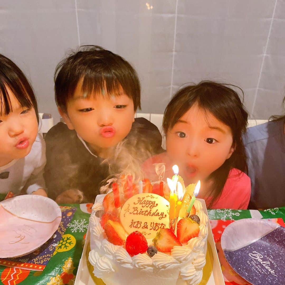高村凛のインスタグラム：「双子ちゃん5歳の誕生日❣️ 今日、5歳になりました〜❣️  あっという間に5歳です🥰💕🥰 可愛い玲央と梨央奈 すくすく大きくな〜れ💕❤️🥰  #双子#誕生日#twins #2卵生双子」