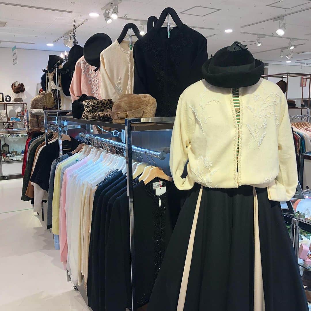 NUTTY Vintage&Collectibleのインスタグラム：「本日より開催！ 《素晴らしき時代マーケット》  NUTTYからはクリスマスシーズンを華やかにする ヴィンテージアイテムをお届けいたします。 毎年人気のbeads cardiganからはとっておきの新入荷も！  お誘い合わせの上是非ご来場くださいませ＊  【会期】 11月18日(水)〜23日(月・祝) 阪急うめだ本店9階催場・祝祭広場 ※但し最終日は午後6時終了」