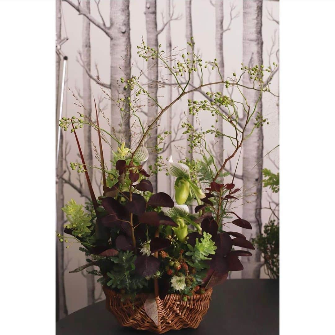 古賀陽子さんのインスタグラム写真 - (古賀陽子Instagram)「今回の個展に向け、ブーケレッスンを受けていました💐 実際に自分でお花を束ねてイメージを膨らませ、作品を描くことでよりNymphの世界観が広がった気がします❗️ @atelier_cherish  いつも素敵なお花を教えていただきありがとうございます😆✨  #repost @atelier_cherish ・・・ 油彩画家 古賀陽子さんの個展 〜Nymph の世界〜  11月20日(金)〜12月1日(火) 神戸で開催されます  @y.koga7   人物画に花を添えるとき ご自身で束ねたブーケを描きたい とおっしゃって、 レッスンにお越しくださるようになりました  体験レッスンでは、事前にinstagramのアカウントから拝見した情報で、ゴッホのひまわりをご用意いたしました その後もコンポジションやシャンペトルブーケ、様々なものに挑戦されています 初めてとは思えないほどササっとブーケが出来上がります 絵がアップされるたびに、あのブーケがこの絵の中に！と感動しております  優しい線で書かれた女性の絵が印象的です 今回は生で拝見できるのでとても楽しみにしています！  古賀さんは偶然にも中高の後輩✨ 同窓の皆さまも、ぜひご覧になってくださいませ  #古賀陽子さん #油彩画家 #アート #芦屋 #花のある暮らし　 #丁寧な暮らし #暮らしを楽しむ #bouquet #instaart  #instaflower  #instainterior  #instaphotography  #atelier_cherish #ashiya」11月18日 9時50分 - y.koga7