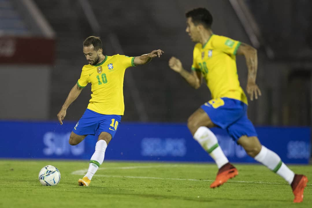 サッカー ブラジル代表チームさんのインスタグラム写真 - (サッカー ブラジル代表チームInstagram)「BRASIL 100%! ⠀ #SeleçãoBrasileira encerrou o ano de 2020 com mais uma vitória. Agora são quatro triunfos em quatro partidas disputadas nas Eliminatórias! ⠀ 🇧🇷 2 x 0 🇺🇾 #BRAxURU ⠀ Fotos: @lucasfigfoto / CBF」11月18日 9時58分 - cbf_futebol